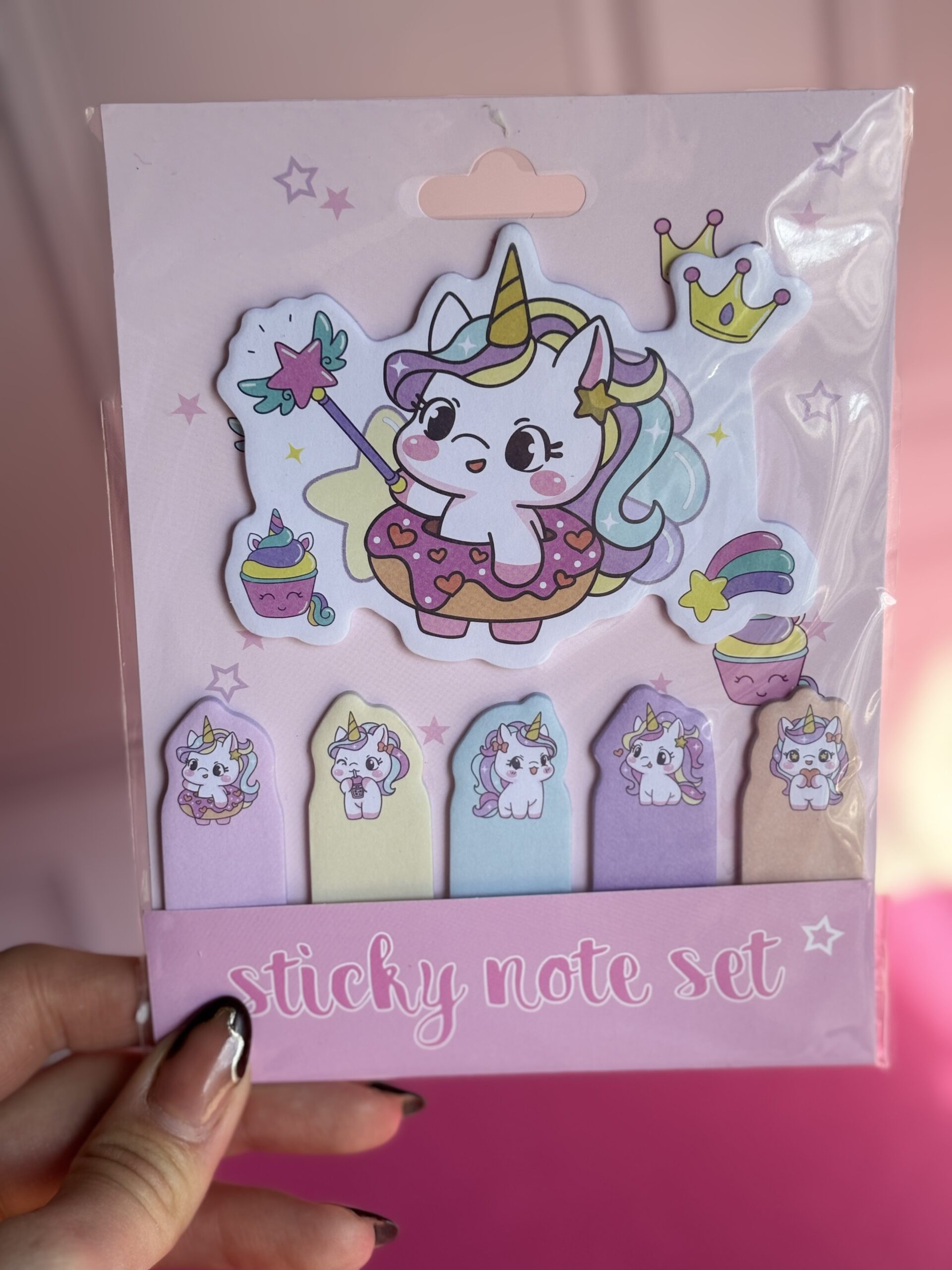 Block de notas y banderitas unicornio