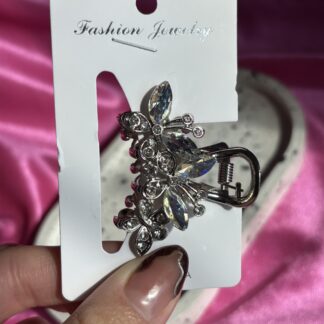 Broche con strass plateado