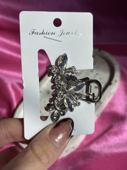 Broche con strass plateado