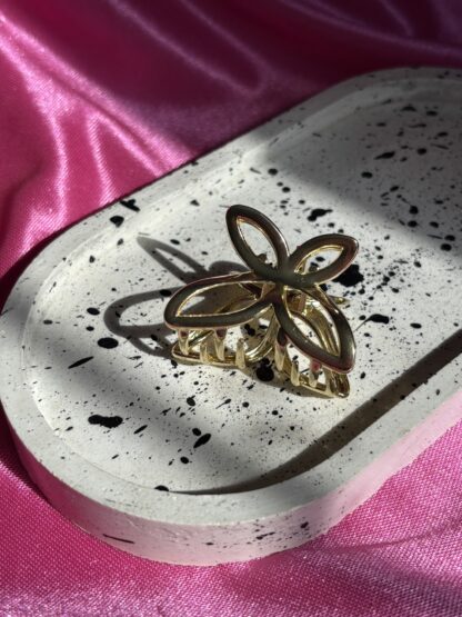 Broche mariposa dorada