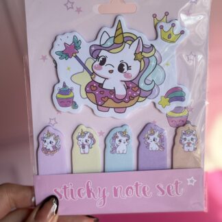 Block de notas y banderitas unicornio